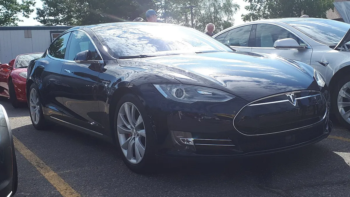 Tesla Model S P85D uit 2015, gefotografeerd in Sault Ste. Marie, Ontario, Canada