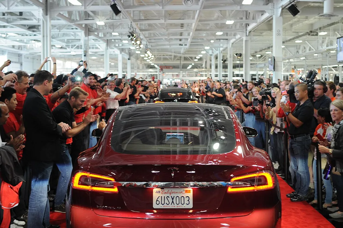Tesla Model S-colonne tijdens de eerste leveringen aan klanten bij de Tesla-fabriek in Fremont, Californië