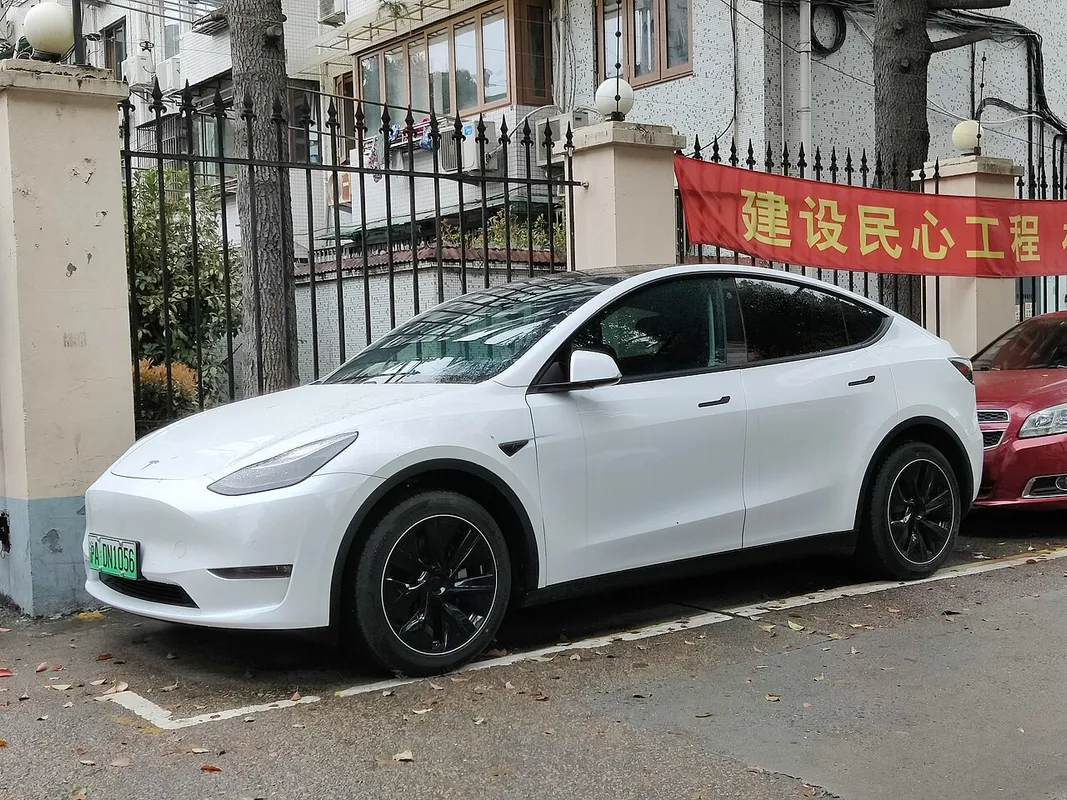 Tesla Model Y, geparkeerd buiten
