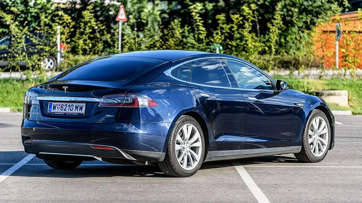 Tesla Model S 70D uit 2015 in middernachtblauw, gefotografeerd vanaf de rechter achterzijde