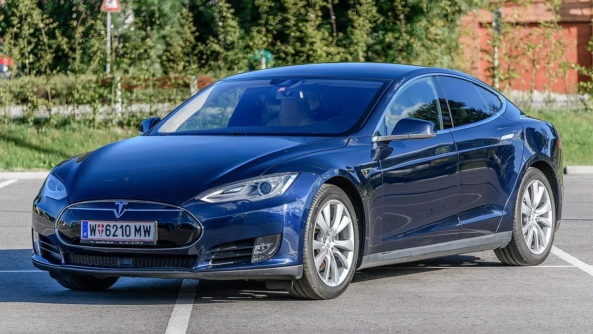 Tesla Model S 70D uit 2015 in middernachtblauw, gefotografeerd vanaf de linker voorzijde